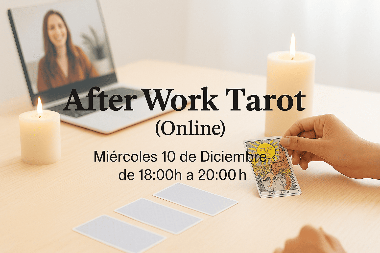 Persona asistiendo a un taller online de Tarot con velas encendidas, cartas sobre la mesa y una clase virtual en el portátil. Texto promocional: “After Work Tarot Online – Miércoles 10 de Diciembre de 18:00 a 20:00 h.