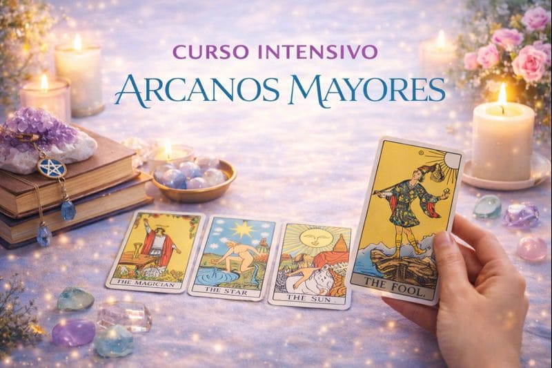 Imagen del Curso Intensivo de Arcanos Mayores del Tarot con cartas del Tarot Rider Waite, velas y cristales, representando el aprendizaje del simbolismo y la energía de los Arcanos Mayores.