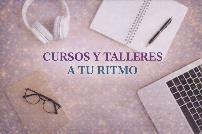 Imagen de cursos y talleres a tu ritmo con material de estudio, ordenador portátil, cuaderno, auriculares y gafas, representando formación online flexible y aprendizaje autónomo.