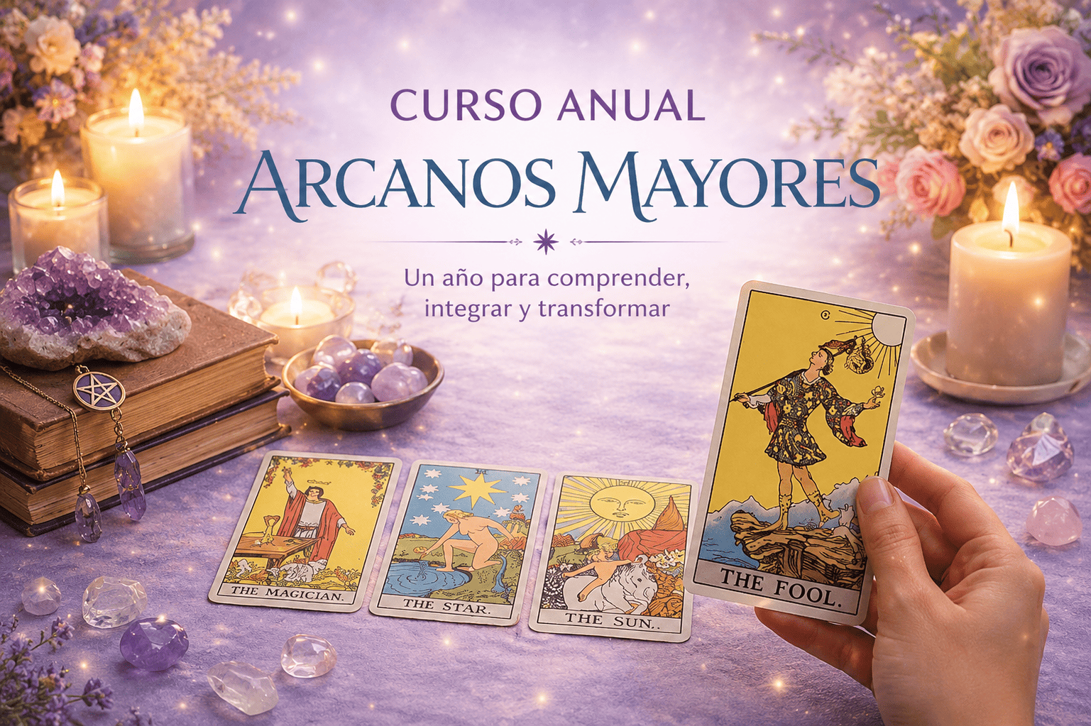 Curso Anual de Arcanos Mayores de Tarot en Barcelona. Imagen con cartas del Tarot Rider-Waite, velas encendidas, cristales y elementos esotéricos sobre una mesa en tonos violetas. Formación presencial y online para aprender a interpretar los Arcanos Mayores de forma profunda, práctica y estructurada.
