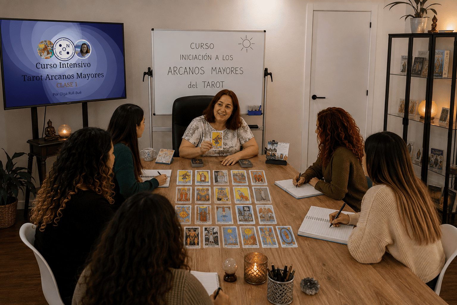 Curso intensivo de Tarot presencial en Barcelona en EON Formación, con Olga Rull impartiendo una clase práctica de Arcanos Mayores.