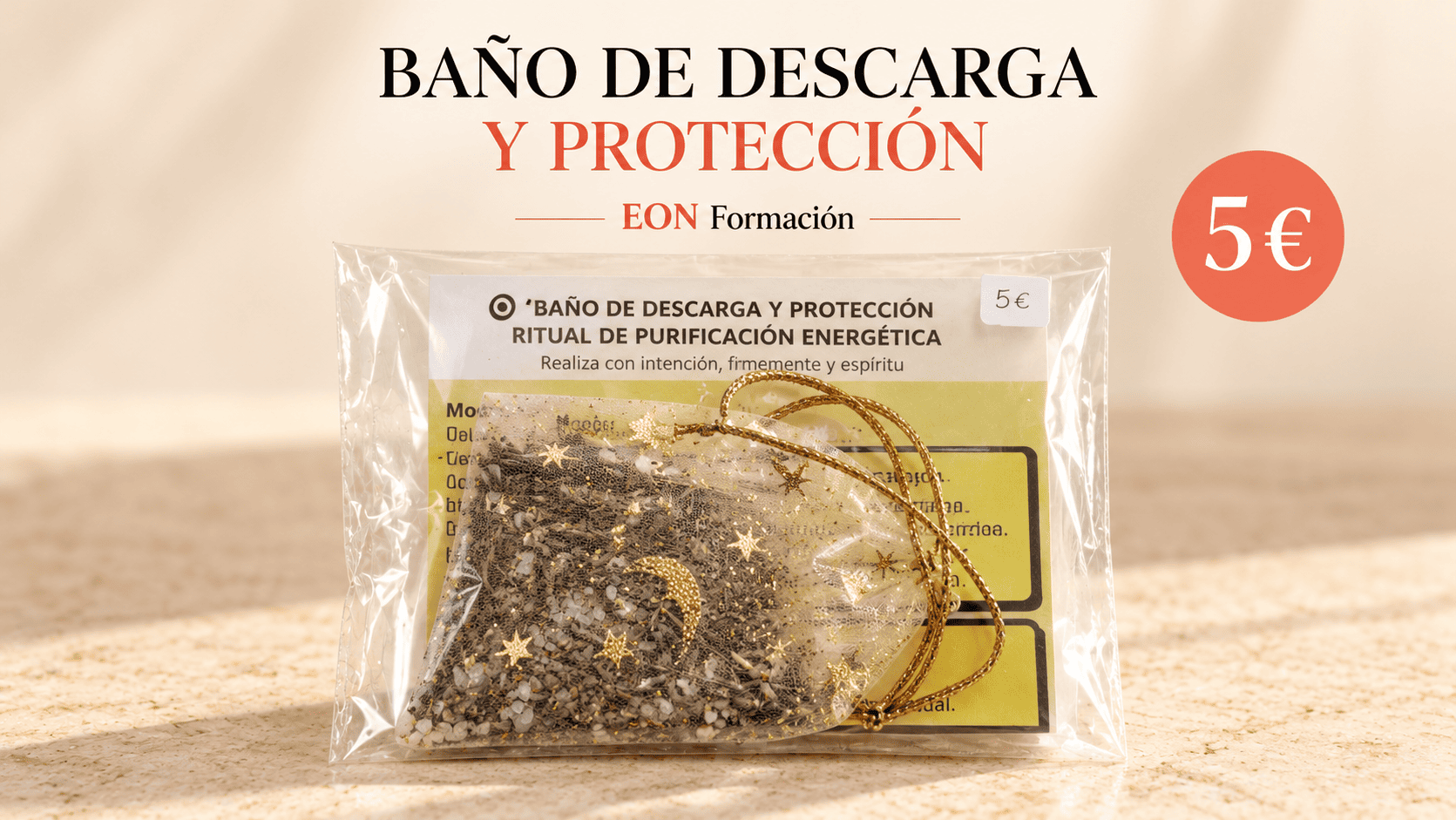 Imagen ilustrativa del kit de baño de descarga y protección de EON Formación, con un saquito de sales, hierbas y pétalos junto a un folleto.